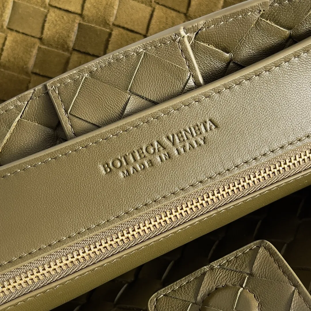 The 2023 new Andiamo batch of 2360 BV has been shipped‼ ️Really popular🔥The new Andiamo woven handbag launched by Bottega Veneta this season is really popular all over the world! ! Celebrities at home and abroad have worn it, and Oscar-winning actress Michelle Yeoh has taken it out on the street. Song Jia, Trai Yara, Yu Feihong, Sanji Ayaka, Rosie Hunting-Whiteley, Yoshioka Riho, etc. have all picked up this bag. It is classic and versatile, showing off its temperament, and the bag capacity is also large, which is very convenient for daily commuting! ! A variety of carrying methods, the shoulder straps can be adjusted by yourself, the original lambskin feels soft and delicate, and the unisex style breaks gender boundaries and brings a more practical and long-lasting use experience. Andiamo has both elegant and casual styles, which perfectly interprets "fashionable old money style". Style number: 743572 Size: 32*24*12